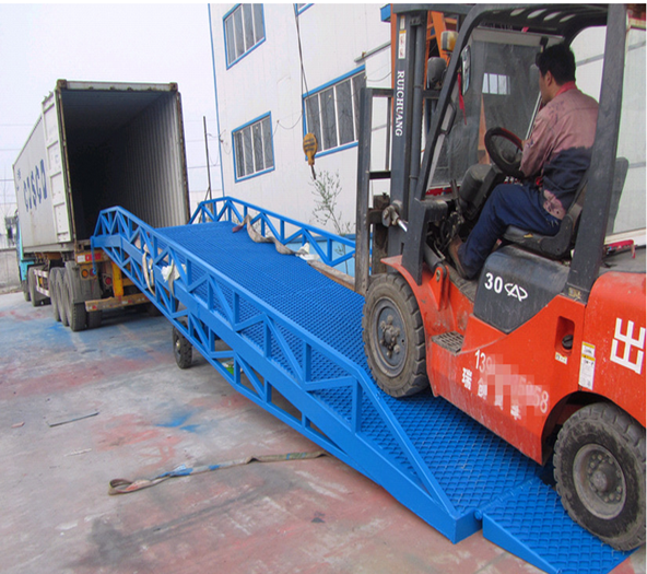 移動式（shì）登車橋使用現場